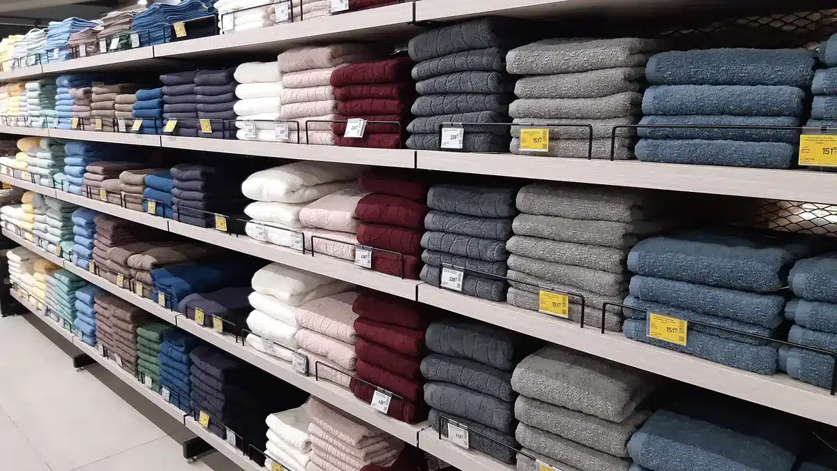 Sourcing towels from Egypt: buyer selection and inspection guide | منتجات مصرية عالية الجودة Real buyer review scene for towels samples