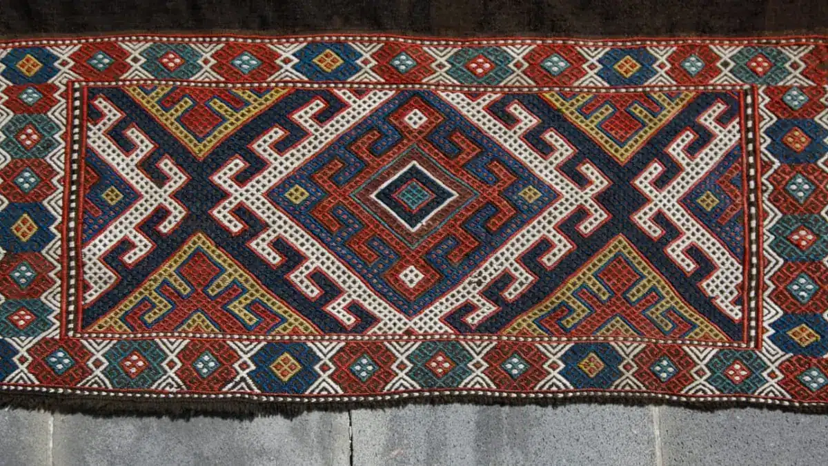 How to compare Egyptian carpets and rugs offers without relying on price alone | منتجات مصرية عالية الجودة Real buyer review scene for carpets and rugs samples