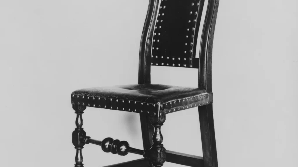 Egyptian furniture for export: how buyers assess quality and packing | منتجات مصرية عالية الجودة Real buyer review scene for furniture samples